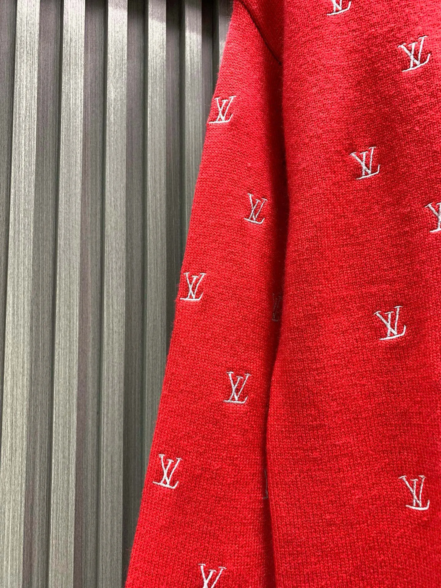 🅿️340 🀄️ Louis Vuitton 25* New New Year's style early autumn loose casual sports crew neck pullover Classic old flower all-over printed pattern Complex logo embroidery on the whole body Recommended by many Internet celebrity upper body Full of atmosphere and in place details Super correct fit Standard for early spring Heavy washing process is soft and comfortable Soft touch The upper body is not tight The fabric texture is tough The upper body is wide and comfortable The silhouette is cut to look slim and stylish It is washable and not easy to fall off. It is super fashionable and versatile, giving it a fashionable street feel. The overall loose fit. If you like it, don’t miss it. A must-have item in red for the Chinese New Year.